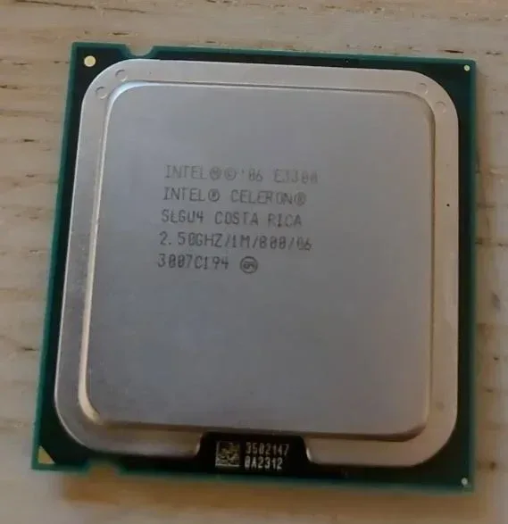 Processeur Intel Celeron E3300 2.50GHz SLGU4 LGA775 1Mo - vue 2