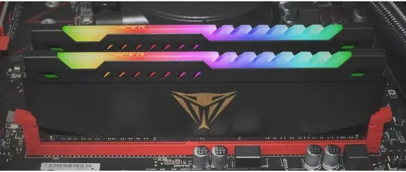 Patriot Viper Steel 32 Go Kit 2x16Go DDR4 3600 MHz RGB - vue 3